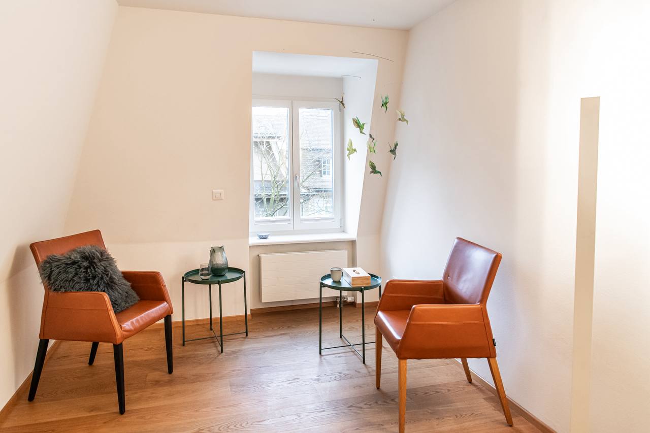 Biete: Praxisraum ab August – Schaffhauserplatz, Zürich: Wegen kurzfristigem Mie