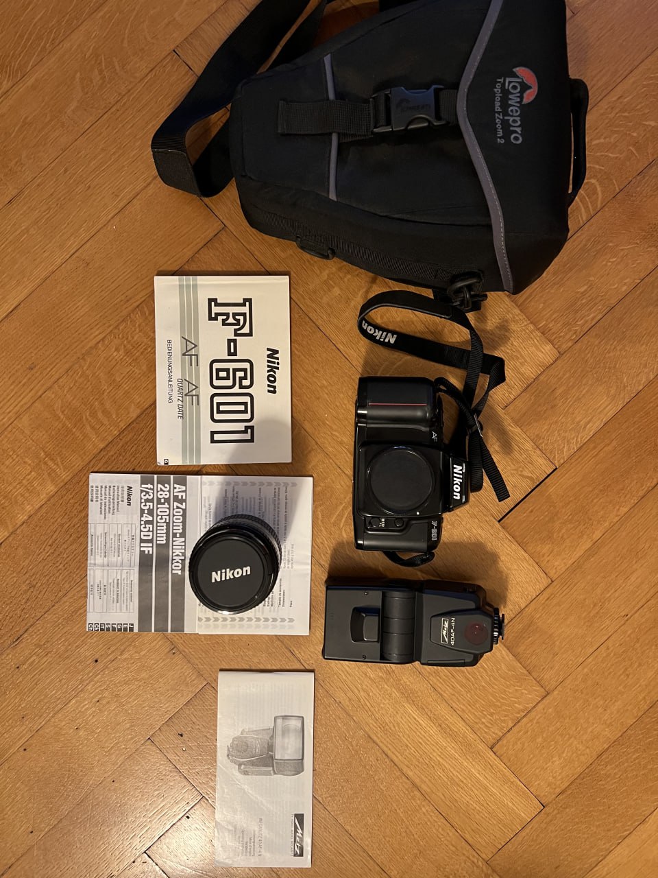 Zu verschenken (ohne Tasche): Analoge Spiegelreflexkamera mit Blitzgerät, abzuho