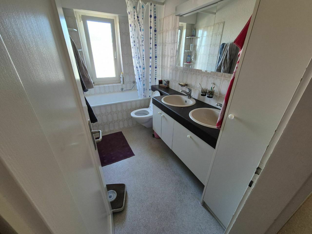 Es ist dringenst ein Zimmer in der Stadt Zürich ab August in ZH Affoltern (am Ze